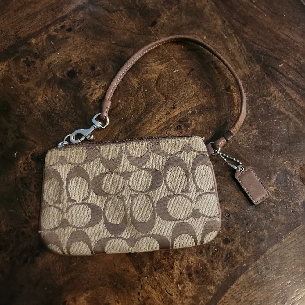Coach wristlet signs